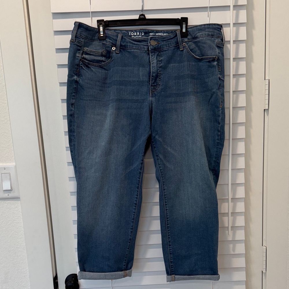 Torrid Boyfriend Ankle Jeans Medium Wash Women’s 20S Cuffed Premium Stretch